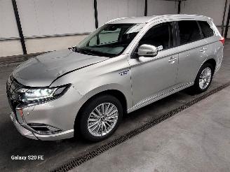 damaged passenger cars Mitsubishi Outlander 2.4 PHEV 99-KW Automaat AWD Plug-In-Hybrid 2021/5