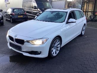 skadebil auto BMW 3-serie 320i High Executive 2013/1