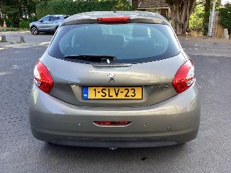 Peugeot 208  picture 6