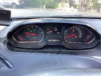 Peugeot 208  picture 14