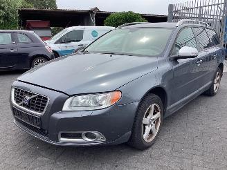 krockskadad bil auto Volvo V-70 25 20V 2010/3