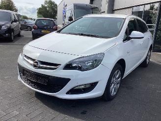 damaged passenger cars Opel Astra  2015/1