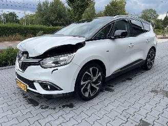 Vaurioauto  passenger cars Renault Grand-scenic 1.3 TCe Bose Automaat 2018/2