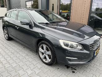 Auto incidentate Volvo V-60 T3  Automaat  Navi Camera PDC 2014/12