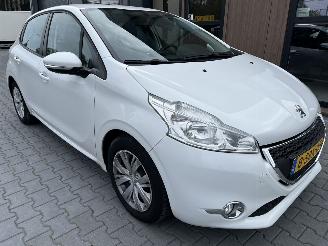 skadebil auto Peugeot 208 1.2 e-VTi  Automaat  Navi Clima Pdc 2013/11