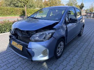 damaged passenger cars Toyota Yaris 1.5 Hybride Aspiration. Navi Camera cruise Clima 2013/12