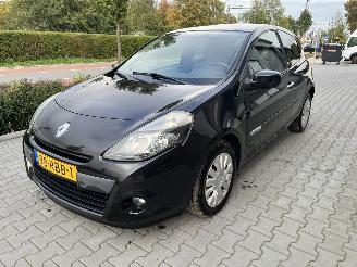 uszkodzony samochody osobowe Renault Clio 1.5 dCi Parisienne 2011/4