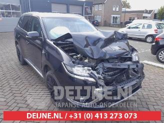 Coche siniestrado Mitsubishi Outlander Outlander (GF/GG), SUV, 2012 / 2022 2.0 16V PHEV 4x4 2015/11