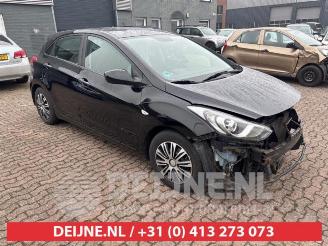damaged passenger cars Hyundai I-30 i30 (GDHB5), Hatchback, 2011 1.4 16V 2013/6