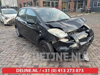 Vrakbiler auto Toyota Yaris Yaris II (P9), Hatchback, 2005 / 2014 1.0 12V VVT-i 2010/10