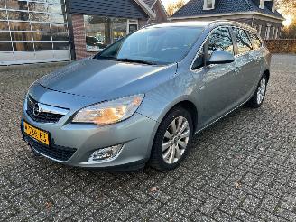 Damaged car Opel Astra 1.7 cdti Sports Tourer Cosmo 2012/1
