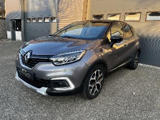 Damaged car Renault Captur 1.3 Tce AUTOMAAT / NAVI / CRUISE / PDC / CAMERA 2019/4