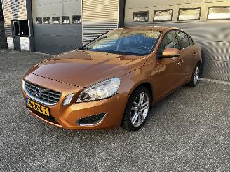 Schadeauto Volvo S-60 1.6 T3 AUTOMAAT / NAVI / CRUISE / PDC 2012/10