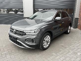 Schadeauto Volkswagen T-Roc 1.0 TSI CAMERA / NAVI / CRUISE / PDC / DIG COCKPIT 2025/2