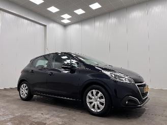uszkodzony samochody osobowe Peugeot 208 1.2 PureTech 5-drs Navi Airco 2017/10
