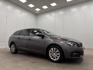 krockskadad bil auto Peugeot 308 SW 1.2 PureTech Premium Panoramadak Navi Clima 2019/11
