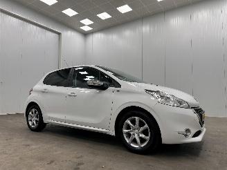 Voiture accidenté Peugeot 208 1.2 PureTech Style Pack Navi Airco 2015/6