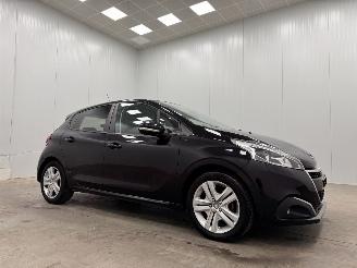 Schadeauto Peugeot 208 1.2 PureTech Signature 5-drs Navi Airco 2018/10