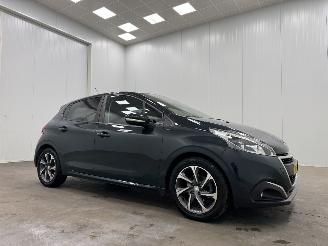 Auto incidentate Peugeot 208 1.2 PureTech Signature 5-drs Navi Airco 2019/6