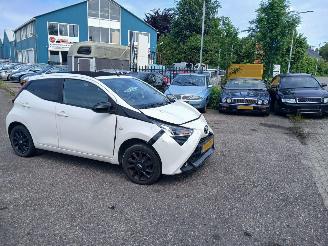 Vaurioauto  passenger cars Toyota Aygo Aygo (B40) Hatchback 1.0 12V VVT-i (1KR-FE) [53kW] 2018/8