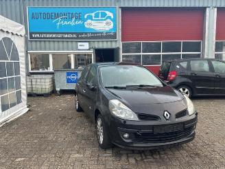 Coche siniestrado Renault Clio Clio III (BR/CR), Hatchback, 2005 / 2014 1.6 16V 2006/6