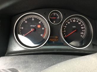 Opel Astra 1.7 CDTi break picture 7