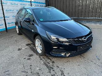 Opel Astra Sports Tourer 1.2 Turbo (96kW) Rijdbare schade links achter. Motor ok! picture 2