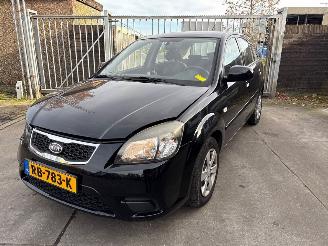 skadebil auto Kia Rio Rio II (DE) Hatchback 2005 / 2011 - 1.4 16V Hatchback  Benzine 1.399cc 71kW (97pk) FWD 2005-03/2011-12  G4EE 2011/11