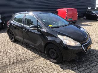 Peugeot 208  picture 8
