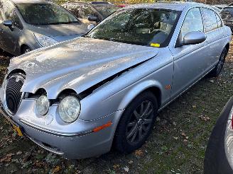 damaged passenger cars Jaguar S-type Automaat - 3.0 benzine - S-type (X200) Sedan 1999 / 2008 - 3.0 V6 24V Sedan 4Dr Benzine 2.967cc 175kW (238pk) RWD 2001-10/2004-04 (X200) AJ; V6 2004/5