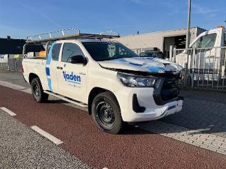 krockskadad bil bedrijf Toyota Hilux 2.4 D-4D 110KW EXTRA CAB. AIRCO KLIMA 4WD 2023/4