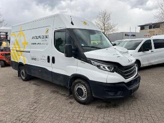dommages fourgonnettes/vécules utilitaires Iveco Daily 35S14 2.3D 100KW L2H2 AIRCO KLIMA 53000KM 2023/11