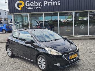 krockskadad bil auto Peugeot 208 1.2 Vti 12V PureTech 82 Hatchback  Benzine 1.199cc 60kW (82pk) FWD 2013/1