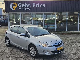 uszkodzony samochody osobowe Opel Astra 1.7 CDTi 16V 110 Hatchback 4Dr Diesel 1.686cc 81kW (110pk) FWD 2011/9