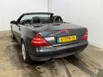 Voiture accidenté Mercedes SLK 2.0 200 16V Cabrio  Benzine 1.998cc 100kW (136pk) RWD 2000/4