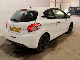 damaged passenger cars Peugeot 208 1.0 Vti 12V PureTech Hatchback  Benzine 999cc 50kW (68pk) FWD 2014/2