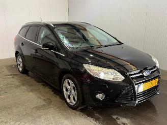 Voiture accidenté Ford Focus 1.0 Ti-VCT EcoBoost 12V 125 Combi/o  Benzine 998cc 92kW (125pk) FWD 2012/10