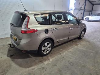Voiture accidenté Renault Scenic 1.4 16V TCe 130 MPV  Benzine 1.397cc 96kW (131pk) FWD 2010/3