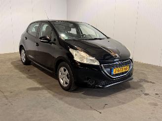 Vaurioauto  passenger cars Peugeot 208 1.0 Vti 12V PureTech Hatchback  Benzine 2014/10