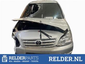 Salvage car Toyota Avensis-verso Avensis Verso (M20), MPV, 2001 / 2005 2.0 16V VVT-i D-4 2004/1