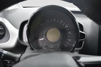 Peugeot 108 1.2 VTI     ONLY FOR PARTS picture 11