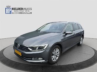 damaged passenger cars Volkswagen Passat 1.6 TDI AUTOMAAT   ENKEL NAVI GESTOLEN 2015/10