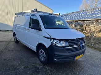 Vaurioauto  commercial vehicles Volkswagen Transporter 2.0 TDI L2H3 28 2023/4