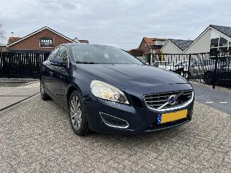 Vaurioauto  passenger cars Volvo S-60 1.6 T4 Momentum Automaat 2011/3