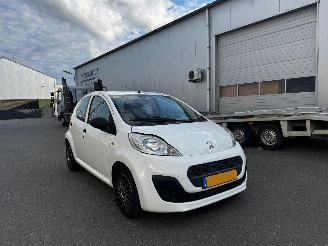 Vaurioauto  passenger cars Peugeot 107 1.0 Access Accent Facelift 2012/10