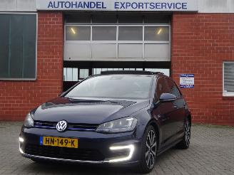 Unfallwagen Volkswagen Golf GTE Pug-in Hybride 110kw, Panorama, Lane assist 2015/12