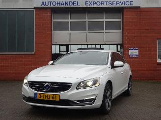 krockskadad bil auto Volvo V-60 D6 AWD Plug in Hybrid 158kw, Leer, Navi, Climate& Cruise 2014/2