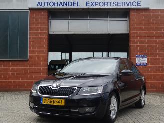 uszkodzony samochody osobowe Skoda Octavia Ambition Greenline 1.6 TDI 81kw, Leer, Navi, DAB+, Cruise 2013/12
