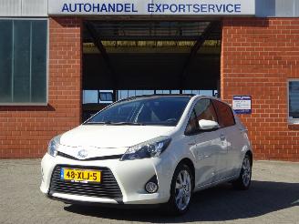 Damaged car Toyota Yaris Hybrid, Panorama, Leer, Navi, Cruise & Climate control 2012/7