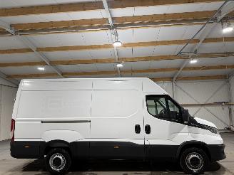 krockskadad bil bedrijf Iveco Daily 2.3D 115kW Automaat   352L  H3 2021/11
